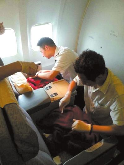 孕婦飛機上順產“高空雙胞胎” 機上恰巧有醫(yī)生