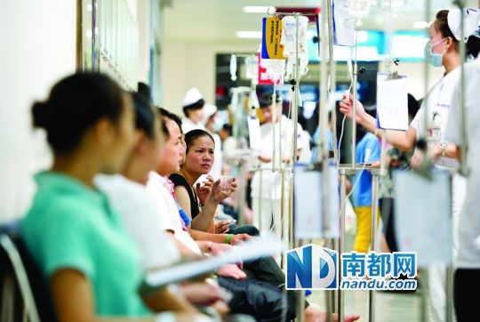 醫(yī)院走道坐滿了打吊針的員工。