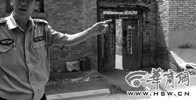 昨日，西安市閻良區(qū)譚家村，警方在孫某家調(diào)查 記者 黃利健 攝