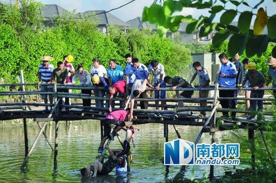 救援人員合力打撈起落水女孩，后經(jīng)醫(yī)護人員確認已經(jīng)死亡。受訪者供圖