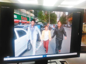 　　便衣民警將一名“站街女”帶回調(diào)查。