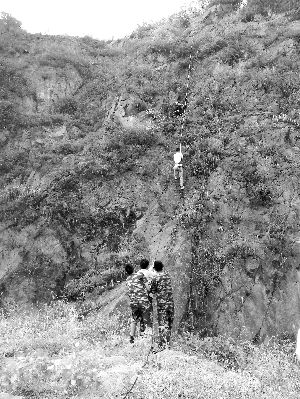 經(jīng)過三個(gè)半小時(shí)的緊張救援，半山腰的男子被成功救下 消防供圖