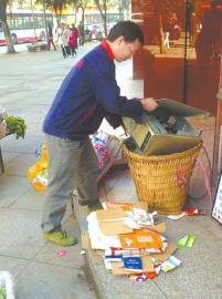 王光偉靠收廢品拾荒為生，每月僅有1000元的微薄收入。