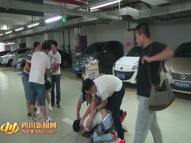 辦案人員在機(jī)場停車場抓獲胡某及其女友（警方視頻截圖）。