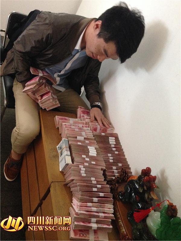 警方在犯罪嫌疑人手機(jī)中發(fā)現(xiàn)的照片，犯罪嫌疑人正在數(shù)騙來的贓款（警方提供）。