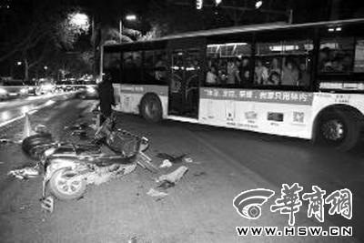 西安街頭一輛小轎車連撞十余機(jī)動車 致1死多傷 西安街頭一輛小轎車連撞十余機(jī)動車 致1死多傷