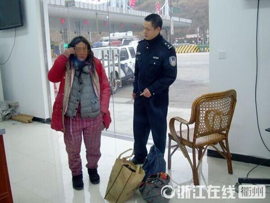 1月30日，衢州高速交警發(fā)現(xiàn)了徒步走在高速楓嶺關(guān)卡口的汪女士