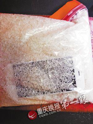 落水后，把手機放進大米里吸水
