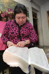 背單詞，是很多學(xué)生學(xué)習(xí)英語時最頭疼的事兒，而西安51歲大學(xué)英語老師李艷芝在兩年內(nèi)背完《英漢大詞典》22萬個英語詞匯，學(xué)生稱贊其為一本活的《英漢大詞典》；兒子自小患有自閉癥，生活不能自理，20年前又與丈夫離婚，面對生活的不幸，她秉承“你必須一直向前”的信念。