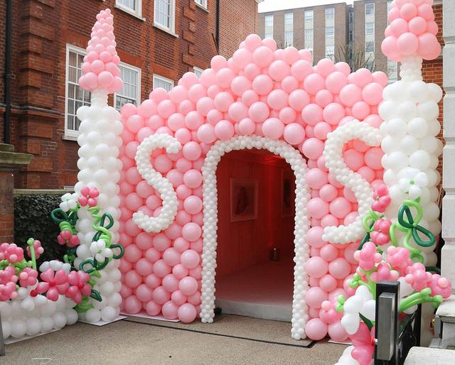 生日宴會入口處用氣球搭建成一個城堡模樣。