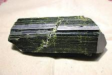 近日，商南縣奇石愛(ài)好者潘某在青山鎮(zhèn)鐵礦開(kāi)采區(qū)發(fā)現(xiàn)一塊疑似綠簾石，有待相關(guān)專家和權(quán)威機(jī)構(gòu)認(rèn)定。