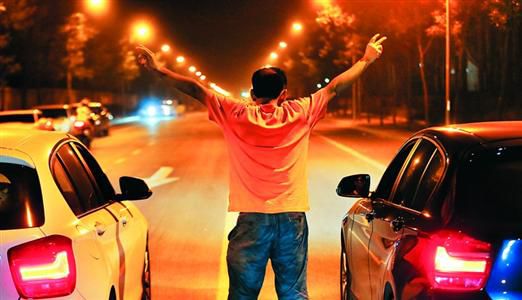 2013年8月25日凌晨，北京，在東壩大街路口進行的一場飆車。