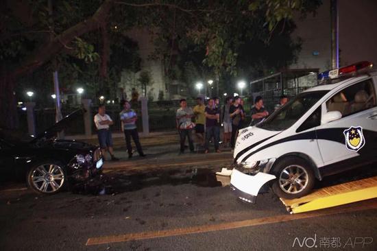 當(dāng)時(shí)賓利司機(jī)去筆架山爬山，車停在路邊，剛回來便發(fā)現(xiàn)車輛發(fā)生了事故。