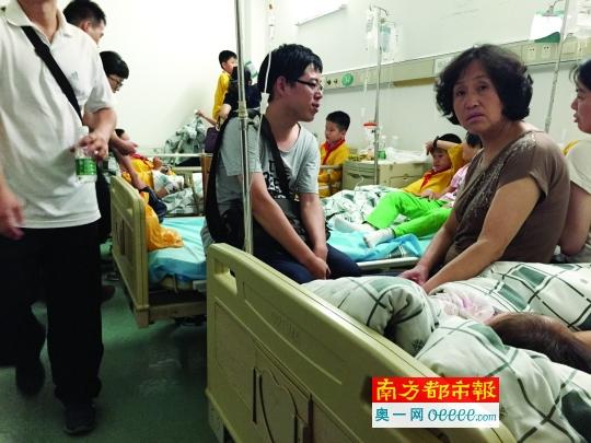  昨晚，家長們陪著誤食鼠藥的孩子們在醫(yī)院就診。