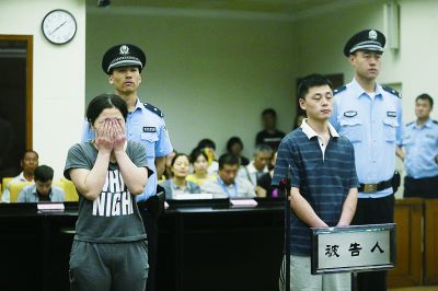 聽(tīng)到判決，賈某（左）哭了起來(lái)。一直到被帶離法庭，夫妻倆沒(méi)說(shuō)一句話