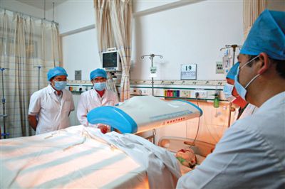 受傷醫(yī)生覃某正在進(jìn)行治療。昨日上午，醫(yī)生覃某在醫(yī)院乘電梯期間，被一名患者潑汽油并點燃，致重度燒傷。圖/CFP