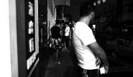 通過聊天軟件陌陌，男子小黃認(rèn)識(shí)了女孩小李，兩三天后，兩人就住到了一起。但好景不長(zhǎng)，兩人在一起僅過了十幾天，戀愛關(guān)系即破裂，小黃稱曾給小李花了一萬余元。日前，小黃以詐騙為由將小李帶到派出所。