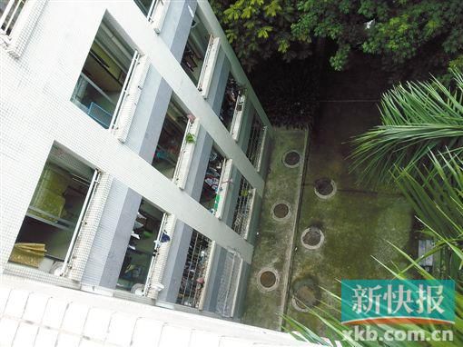 據(jù)目擊者稱,當時墜樓者躺在右排中、下兩個井蓋中間附近。