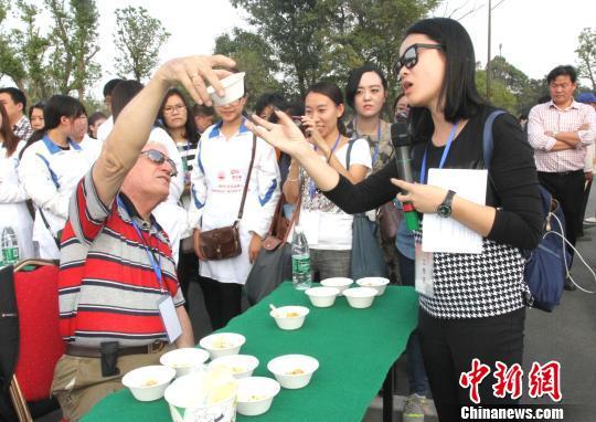 圖為外國友人品嘗揚(yáng)州炒飯?！〈藜衙鳌z