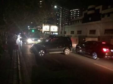 10月22日被推到路面的車攔住了公交車。（圖據(jù)網(wǎng)絡(luò)）