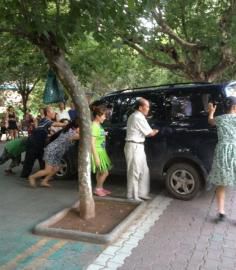 今年夏天壩壩舞成員將一輛小車推向公路。（圖據(jù)網(wǎng)絡(luò)）