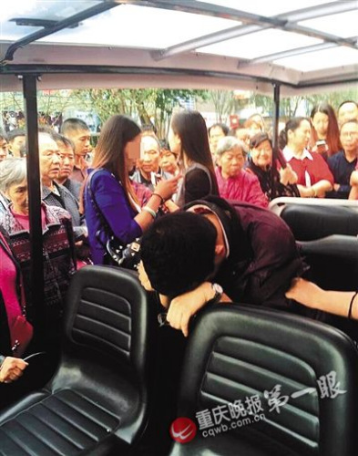 偷拍男子（前）照片來源于網(wǎng)絡(luò)，請(qǐng)作者與重慶晚報(bào)聯(lián)系