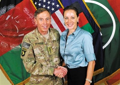 北約公布的一張彼得雷烏斯和布羅德韋爾握手的照片。