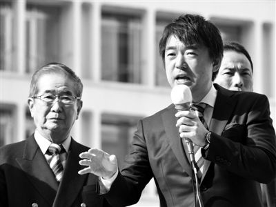 29日，日本著名極右翼分子石原慎太郎（左）和新生代右翼政客橋下徹在東京街頭演講拉票。