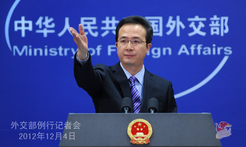 外交部發(fā)言人洪磊主持例行記者會(huì)。