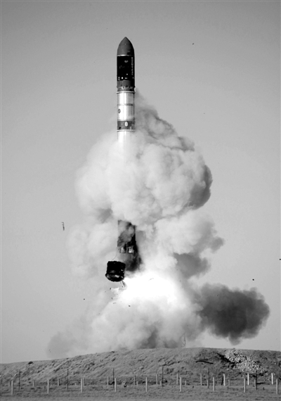 　2007年6月15日，俄羅斯在哈薩克斯坦的軍事場地試射一枚“RS-20”導(dǎo)彈。尚未有媒體公布新型固