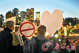 　14日，在美國(guó)首都華盛頓白宮外，民眾舉行燭光集會(huì)，悼念當(dāng)日康涅狄格州桑迪胡克小學(xué)槍擊案遇難者，呼吁