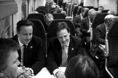 2012年1月9日，英國首相卡梅倫(左)與副首相克萊格(右)乘火車前去參加會議。