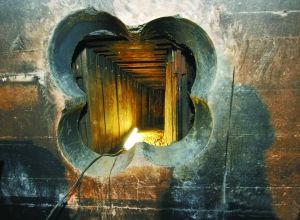 隧道頂端及四周用板材固定。 人民網(wǎng)照片