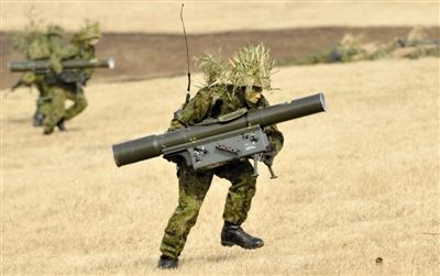 “作戰(zhàn)” 1月13日，日本自衛(wèi)隊一隊員在新年軍演中手持武器，發(fā)動進攻。媒體尚未公布1月22日的美日聯(lián)合軍演圖片。