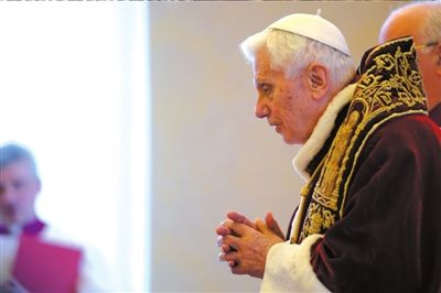 ?11日，本篤十六世出席主教會(huì)議，宣布將于本月28日退位。圖/CFP