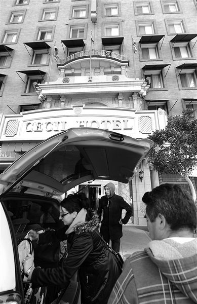 20日，美國洛杉磯，塞西爾酒店房客薩拜娜乘出租車離開酒店。由于擔(dān)心水質(zhì)受到污染，目前已有27戶房客離開塞西爾酒店。