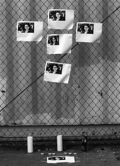 21日，美國(guó)洛杉磯，華裔女孩藍(lán)可兒遇害案件曝光后，一些人在塞西爾酒店附近擺放藍(lán)可兒的照片和蠟燭，紀(jì)念藍(lán)可兒。