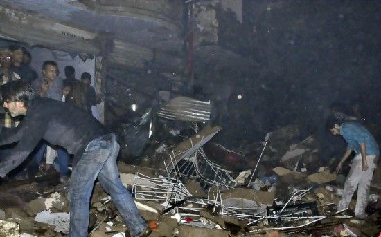 3月3日，在巴基斯坦南部城市卡拉奇，救援人員在爆炸現(xiàn)場工作。