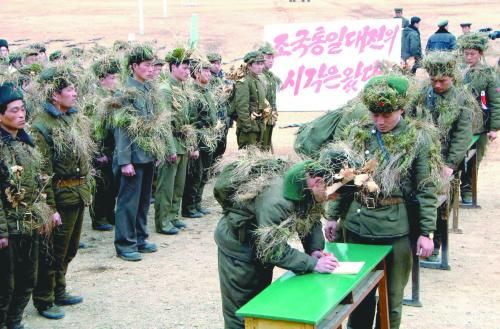 朝鮮中央通訊社13日公布的照片顯示，朝鮮工農(nóng)赤衛(wèi)隊員正在進行“戰(zhàn)前訓練”。