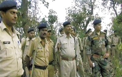 電視畫面顯示，大量警察在案發(fā)地搜查疑犯。