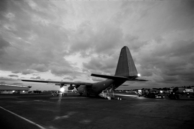 3月23日，中非共和國首都班吉，從加蓬首都利伯維爾出發(fā)的法國增援部隊(duì)共計(jì)200名士兵抵達(dá)班吉國際機(jī)場