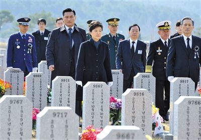 26日，韓國總統(tǒng)樸槿惠參加“天安”艦事件3周年紀(jì)念活動，悼念在事件中身亡的韓國士兵。