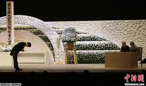 “3·11”東日本大地震兩周年紀念追悼儀式在東京舉行，日本明仁天皇與皇后、首相安倍晉三出席