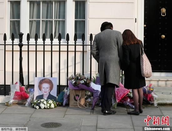 當(dāng)?shù)貢r(shí)間2013年4月8日，英國(guó)倫敦，民眾在英國(guó)前首相撒切爾夫人位于倫敦的住所前進(jìn)行悼念活動(dòng)。