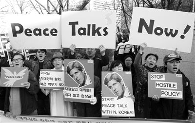 4月12日，韓國示威者在該國國防部前手持克里畫像，反對韓美軍演，要求克里前往朝鮮尋求和平談判。