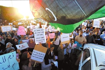 10日，利比亞首都的黎波里，當(dāng)?shù)厥忻裨诶葋喭饨徊客馐就?，抗議“政治隔離法”。圖/東方IC