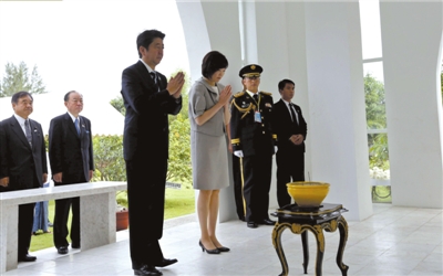 25日，緬甸仰光，安倍偕妻子參拜“二戰(zhàn)陣亡日軍墓”。圖/CFP