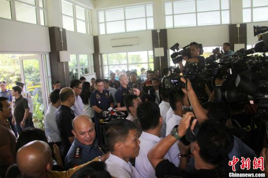　　6月1日，菲律賓內(nèi)政部長(zhǎng)羅哈斯在菲國(guó)家警察部隊(duì)司令普里斯馬等人陪同下召開(kāi)記者會(huì)，介紹環(huán)球城公寓樓