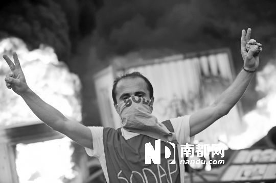 5月31日，土耳其示威者在伊斯坦布爾市中心的塔克西姆廣場(chǎng)抗議政府拆除加濟(jì)公園的計(jì)劃。