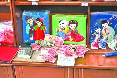 　　2012年6月21日，在朝鮮羅先特別市的一家商店里，柜臺(tái)上散落著一些人民幣。在朝鮮，人民幣比本國(guó)